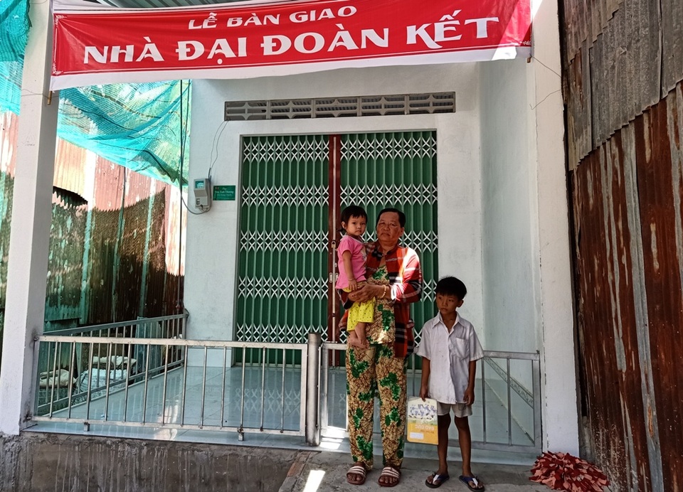 Xót xa cảnh người cha trẻ nằm liệt giường, hai con nhỏ mờ mịt tương lai - 6 Xót xa cảnh người cha trẻ nằm liệt giường, hai con nhỏ mờ mịt tương lai - 6