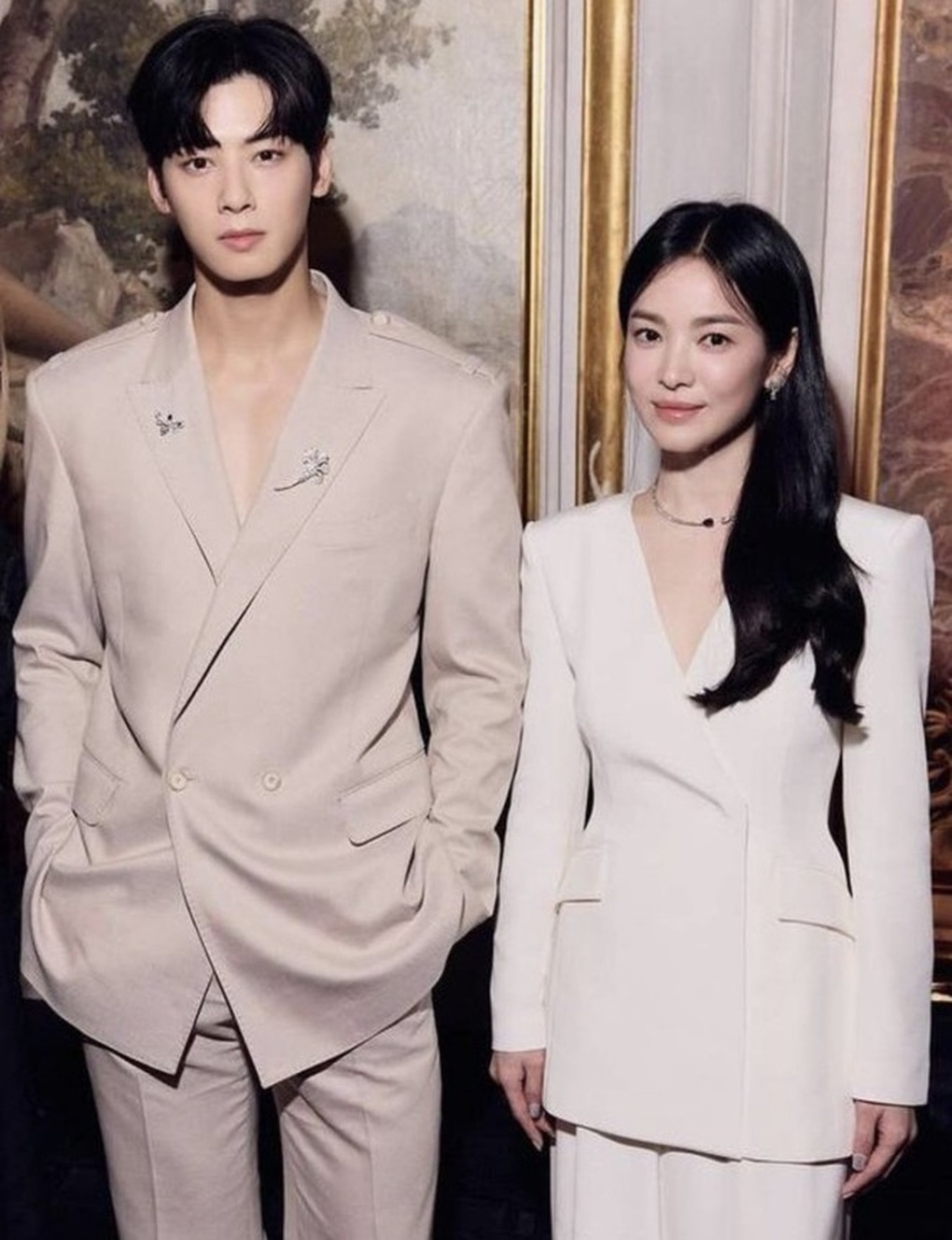 Song Hye Kyo chung khung hình với mỹ nam kém 16 tuổi, sắc đẹp gây sốt - 2 Song Hye Kyo chung khung hình với mỹ nam kém 16 tuổi, sắc đẹp gây sốt - 2