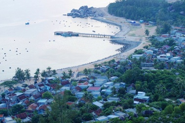 Kéo cáp ngầm xuyên biển cấp điện cho xã đảo ở Bình Định