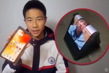 Nam sinh lớp 10 gây sốt khi tự chế điện thoại gập, được hãng di động ủng hộ