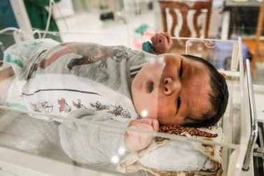 Bé sơ sinh nặng hơn 7 kg