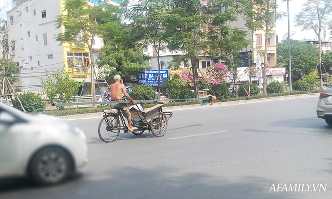 "Dị nhân" quanh năm cởi trần đạp xích lô tiếp tục xuất hiện dưới cái nóng 40 độ ở Hà Nội - Ảnh 4. "Dị nhân" quanh năm cởi trần đạp xích lô tiếp tục xuất hiện dưới cái nóng 40 độ ở Hà Nội - Ảnh 4.