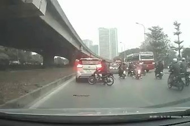 Thanh niên đi xe máy phóng nhanh không làm chủ tốc độ đâm thẳng vào đuôi ô tô