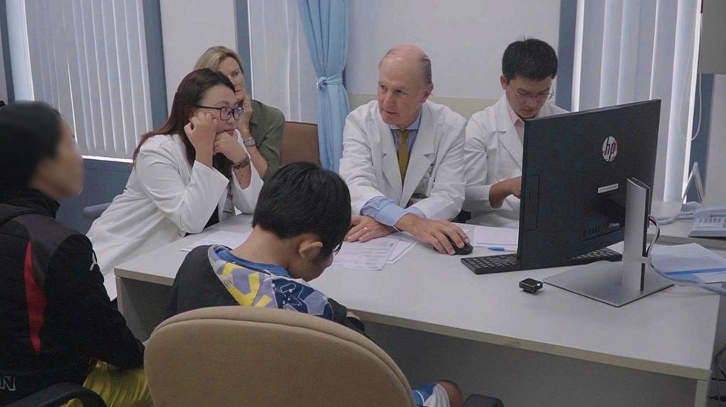 GS.BS người Mỹ tái tạo diện mạo mới cho bé trai mắc u sợi thần kinh phức tạp - 2 GS.BS người Mỹ tái tạo diện mạo mới cho bé trai mắc u sợi thần kinh phức tạp - 2