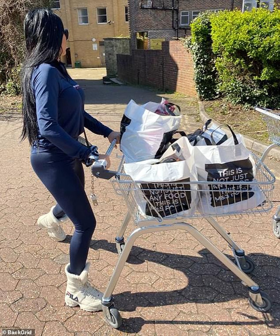 Rhian Sugden giản dị đeo găng tay ra phố - 3 Rhian Sugden giản dị đeo găng tay ra phố - 3