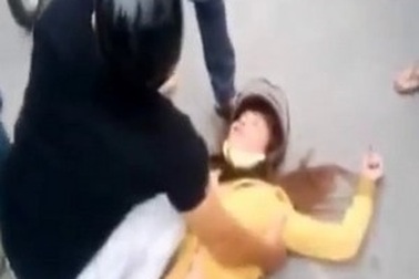 Clip “vũ phu đánh vợ ngay giữa phố” gây bất bình Internet tuần qua