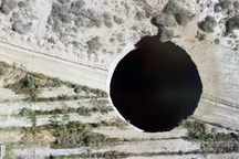 Hố "tử thần" rộng hơn 30 mét xuất hiện giữa đường cái