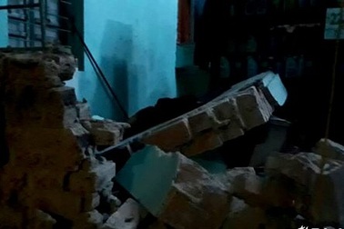 Ô tô đâm sập nhà dân, tài xế thoát chết trong gang tấc