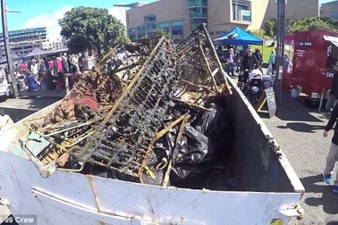 Bất ngờ tìm được kho báu khi dọn rác