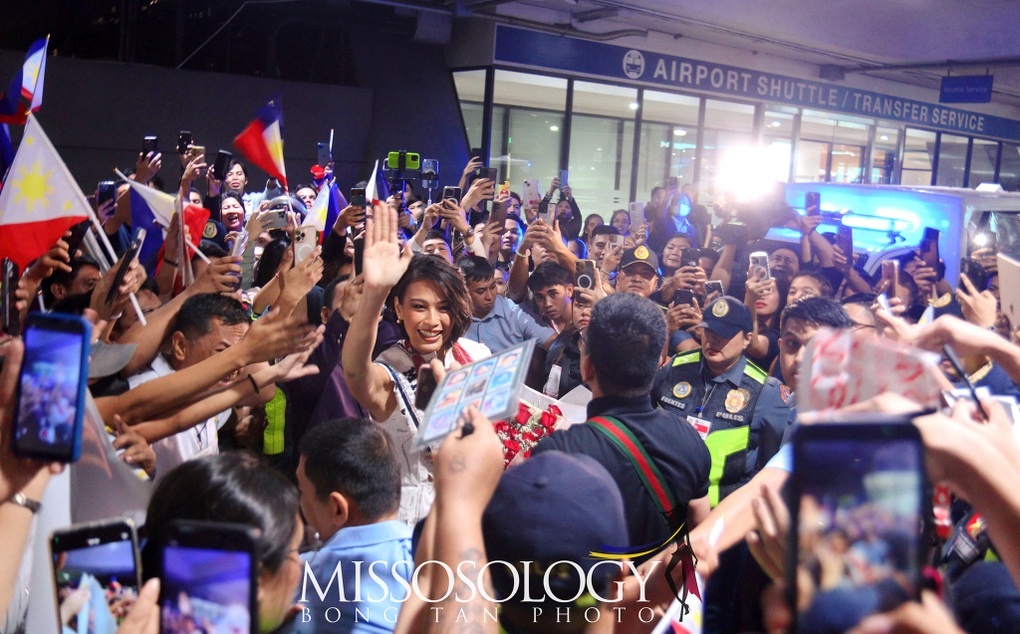 Biển người chào đón Hoa hậu Hoàn vũ Philippines về nước lúc nửa đêm - 1 Biển người chào đón Hoa hậu Hoàn vũ Philippines về nước lúc nửa đêm - 1