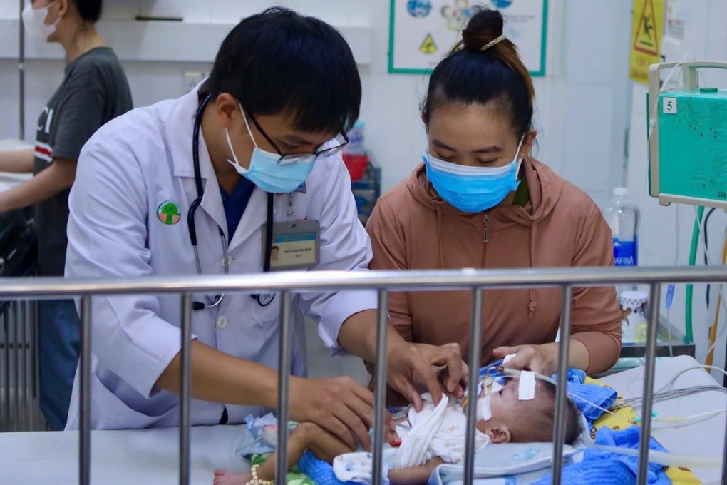 Nhiều trẻ lâm nguy vì đủ loại hiểm họa: Chó cắn vào cổ, liềm cắt đứt tay - 3 Nhiều trẻ lâm nguy vì đủ loại hiểm họa: Chó cắn vào cổ, liềm cắt đứt tay - 3