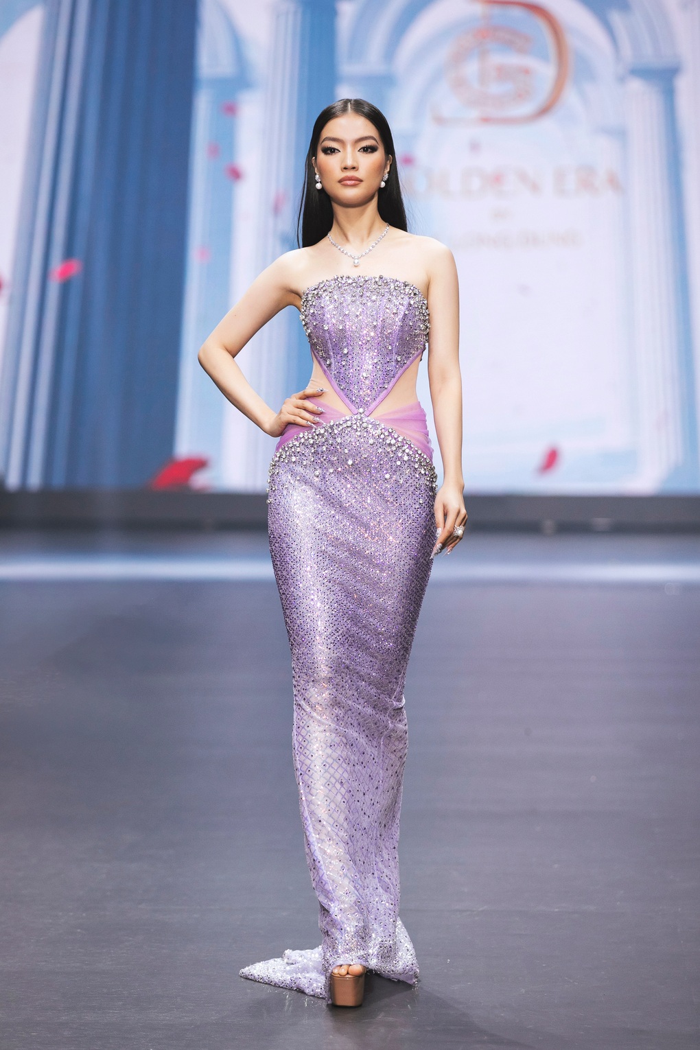 Dàn hoa hậu, á hậu diện thiết kế hàng chục ký, sải bước thần thái - 8 Dàn hoa hậu, á hậu diện thiết kế hàng chục ký, sải bước thần thái - 8