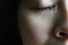 Cay đắng khóc thầm khi chồng bỏ vợ con ra ngoài làm "sugar daddy"