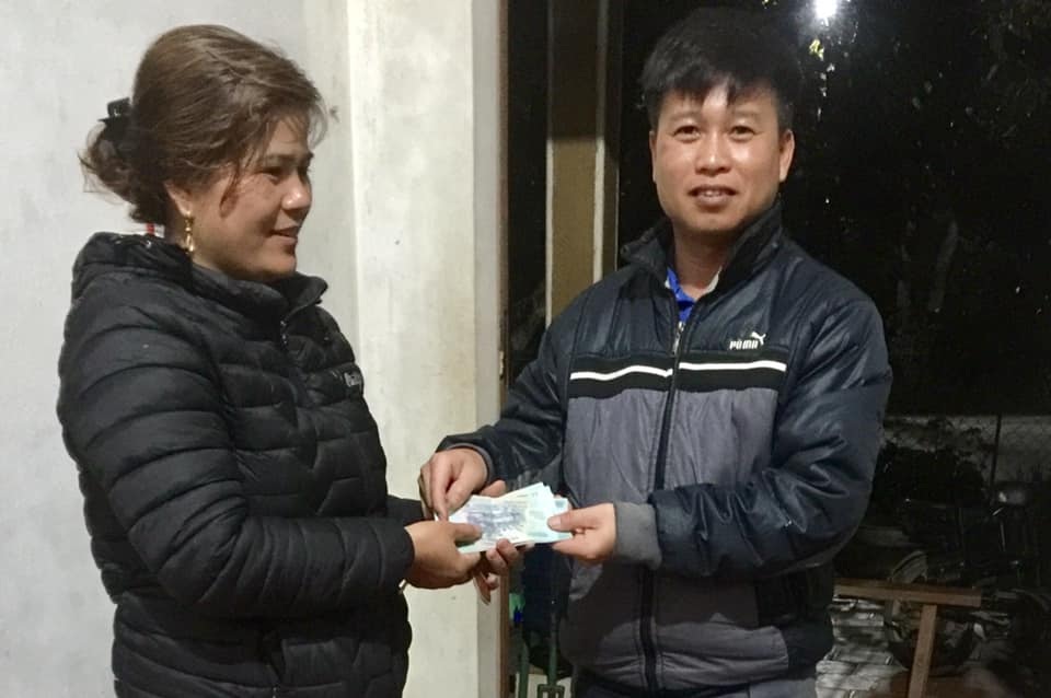 Tuyên dương học sinh nghèo nhặt được tiền trả lại cho khổ chủ - 1 Tuyên dương học sinh nghèo nhặt được tiền trả lại cho khổ chủ - 1