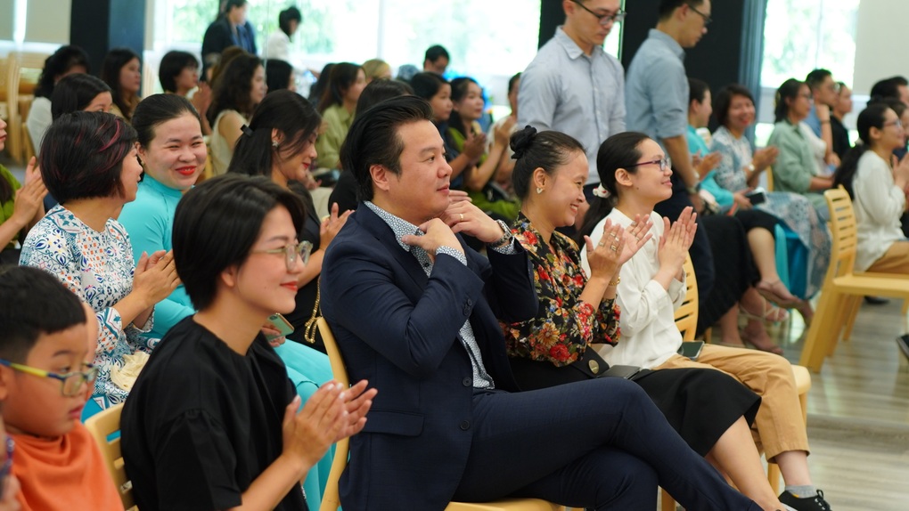 Thanh Bùi: Các con được đối xử nghiêm khắc khi có bố làm giám đốc - 2 Thanh Bùi: Các con được đối xử nghiêm khắc khi có bố làm giám đốc - 2