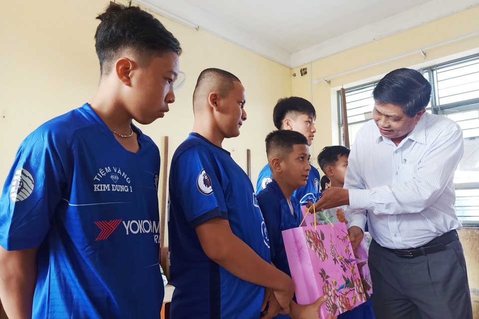 Thăm, tặng quà người khuyết tật, trẻ em khó khăn dịp Tết - 1 Thăm, tặng quà người khuyết tật, trẻ em khó khăn dịp Tết - 1