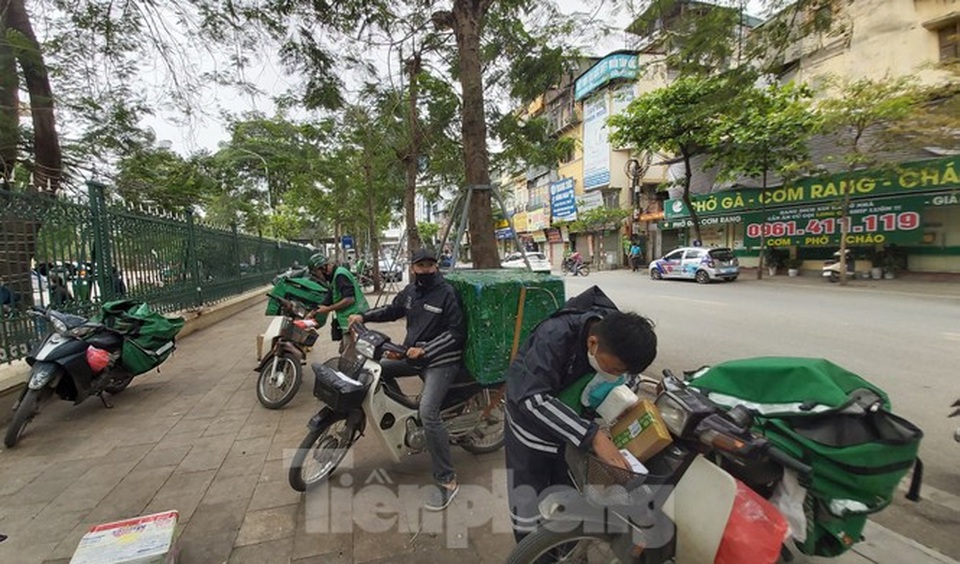 Shipper vừa giao hàng vừa nơm nớp lo nhiễm Covid-19 - 1 Shipper vừa giao hàng vừa nơm nớp lo nhiễm Covid-19 - 1