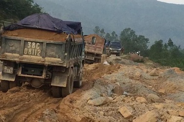 “Xe vua” tung hoành phá nát đường ven biển