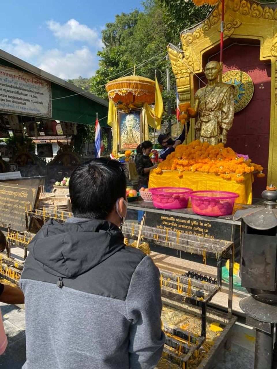 Kiatisuk lễ chùa cầu may trước khi cầm quân tại V-League - 4 Kiatisuk lễ chùa cầu may trước khi cầm quân tại V-League - 4