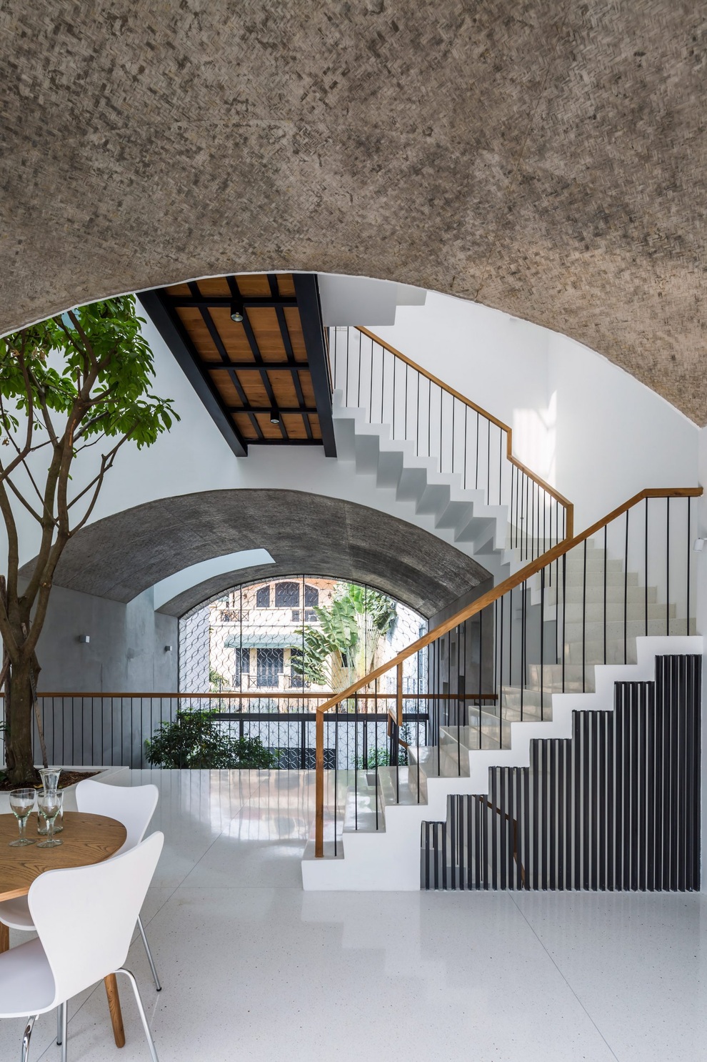 Nhà phố rộng 380 m2 với 3 phòng ngoài trời hình vòm độc đáo ở Sài Gòn - 5 Nhà phố rộng 380 m2 với 3 phòng ngoài trời hình vòm độc đáo ở Sài Gòn - 5