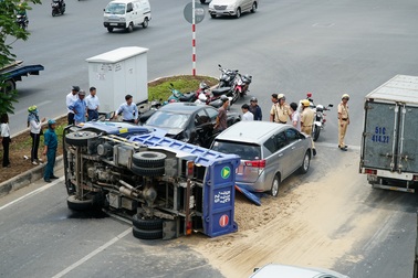 Xe ben lật nhào, suýt đè 2 ô tô đang dừng chờ đèn đỏ