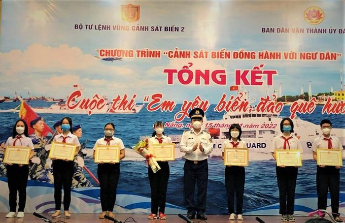 Đại diện lãnh đạo Vùng Cảnh sát biển 2 trao tặng phần thưởng cho các HS đạt giải nhất, nhì, 3 phần thi vẽ tranh. Ảnh: P.Thủy
