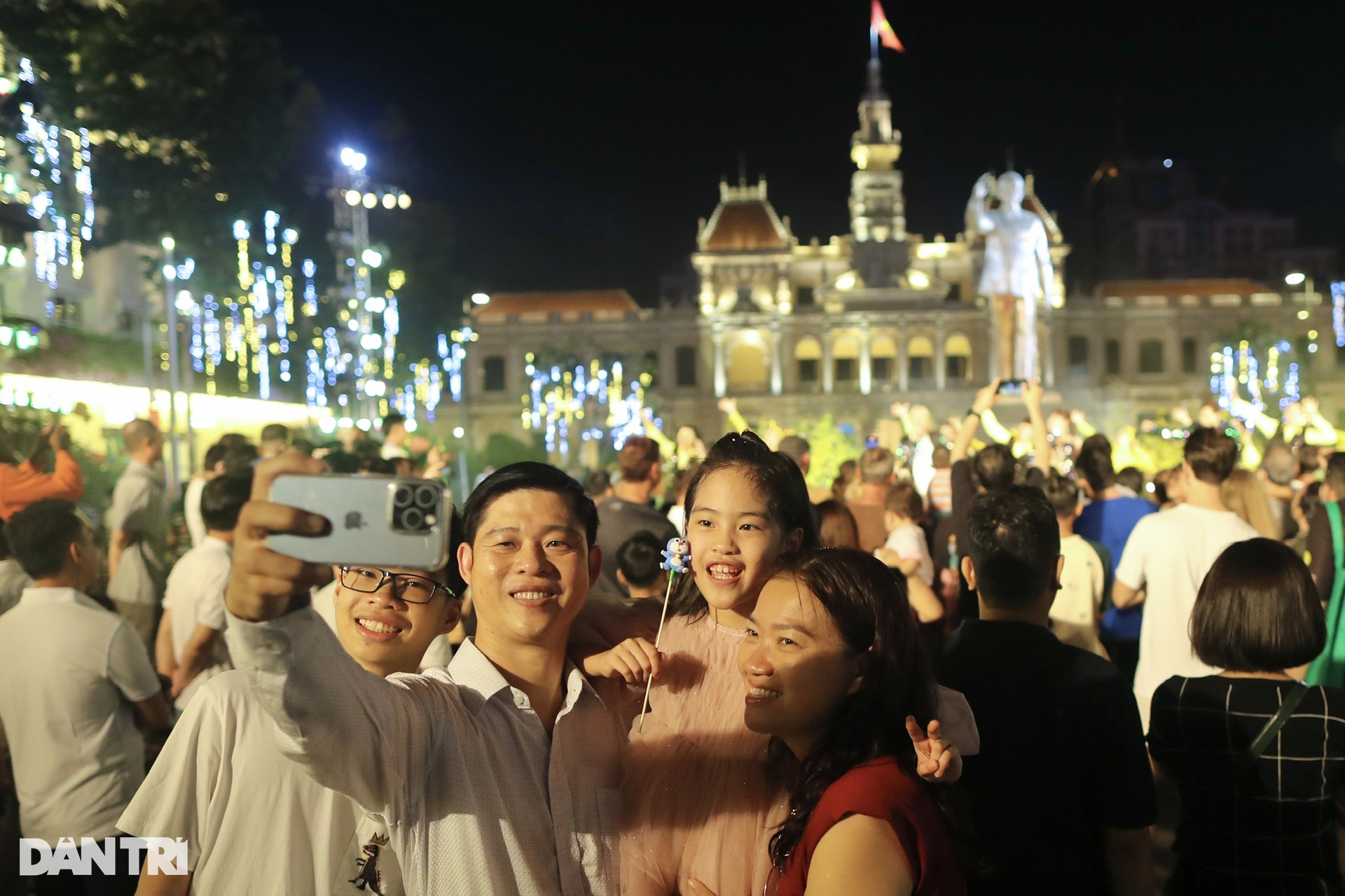 Không khí người dân cả nước hân hoan, vui đón giao thừa Tết Giáp Thìn - 2 Không khí người dân cả nước hân hoan, vui đón giao thừa Tết Giáp Thìn - 2