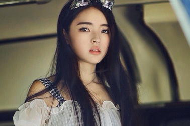 Vẻ đẹp thu hút mọi ánh nhìn của nữ sinh 9X trường mĩ thuật