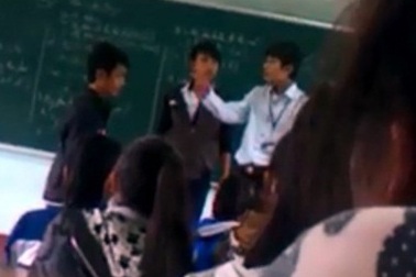 Bị thầy giáo tát liên tiếp vào mặt, học trò đánh trả lại ngay trên bục giảng