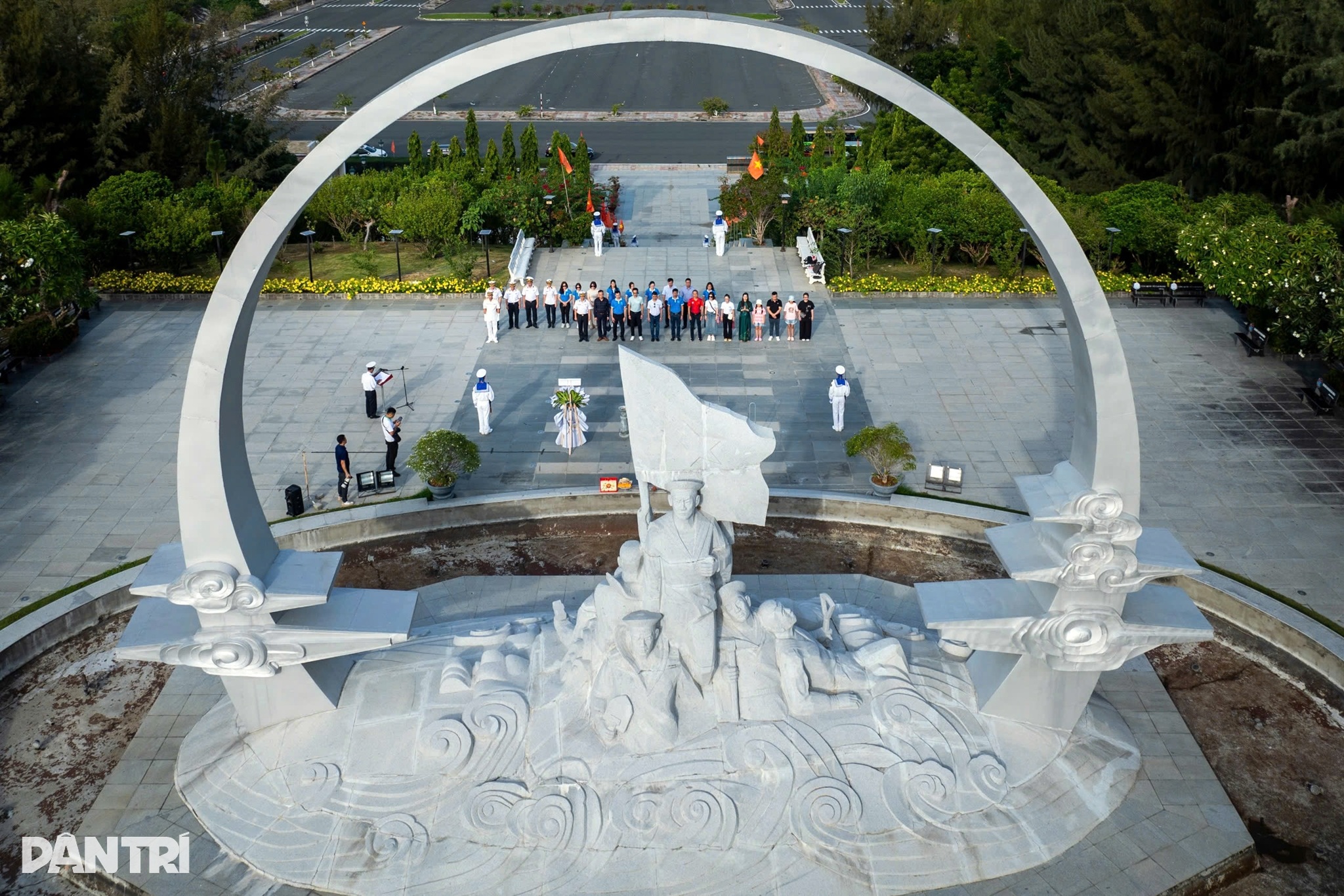 Menziarahi dan memberi hadiah kepada saudara mara syahid dan pegawai Tentera Laut yang bekerja di Truong Sa - 1 Thăm tặng quà đến thân nhân liệt sỹ, cán bộ Hải quân công tác ở Trường Sa - 1