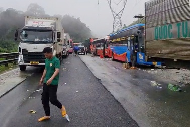 Sạt lở nghiêm trọng trên đèo Lò Xo, hàng trăm ô tô mắc kẹt