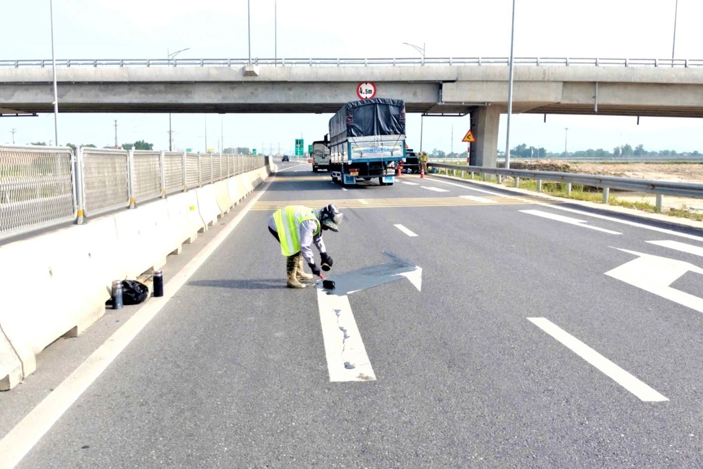 Sửa vạch kẻ đường, biển chỉ dẫn bất hợp lý trên hai tuyến cao tốc dài 90km - 1 Sửa vạch kẻ đường, biển chỉ dẫn bất hợp lý trên hai tuyến cao tốc dài 90km - 1