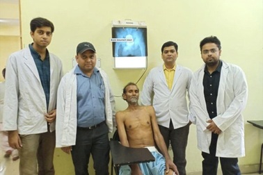 Giải cứu người đàn ông khốn khổ sau 10 ngày bị nhét cốc vào hậu môn