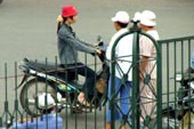 Bắt 10 "cò" vé tàu tết ga Sài Gòn