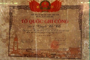 Có con nuôi liệt sĩ, mẹ không được công nhận Bà mẹ Việt Nam anh hùng?