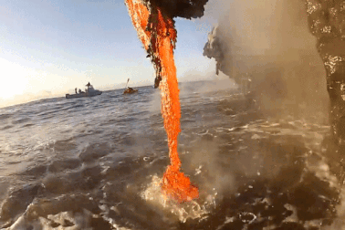 Xem khoảnh khắc ngoạn mục dòng nham thạch nóng bỏng đổ xuống biển