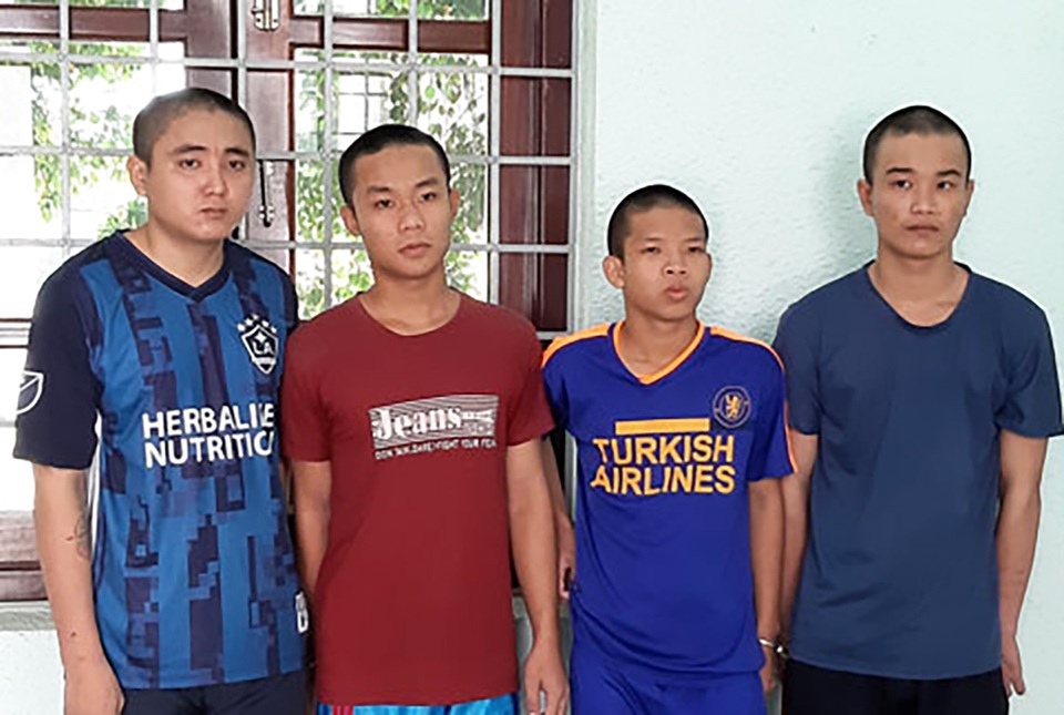 Khởi tố 9 đối tượng mang vũ khí đi thu tiền bảo kê tại các quán cà phê - 1 Khởi tố 9 đối tượng mang vũ khí đi thu tiền bảo kê tại các quán cà phê - 1