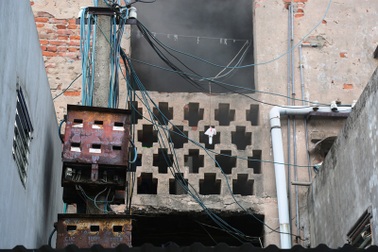 Những chiếc “bẫy” cháy nổ trên đầu người dân