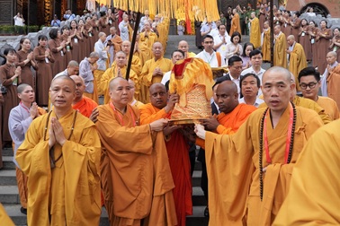 Cung tiễn xá lợi Đức Phật đến Bắc Giang