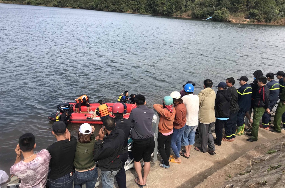 Câu cá trên Biển Hồ, nam thanh niên bị chìm thuyền tử vong - 1 Câu cá trên Biển Hồ, nam thanh niên bị chìm thuyền tử vong - 1