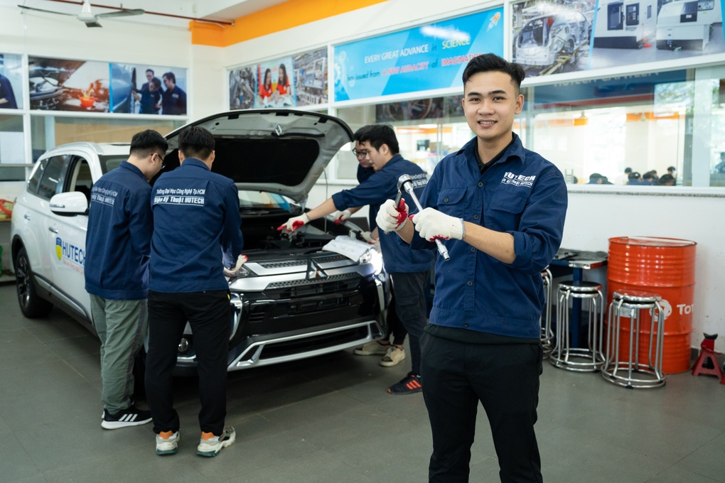 Khám phá môi trường học tập của sinh viên ngành Công nghệ ô tô điện HUTECH - 2 Khám phá môi trường học tập của sinh viên ngành Công nghệ ô tô điện HUTECH - 2