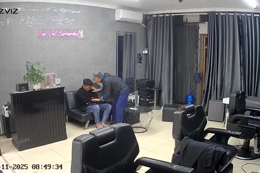 Thợ cắt tóc ở Hải Phòng bất động, hành động chủ nhà gây sốt