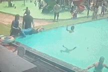 Clip bé trai 4 tuổi đuối nước giữa bể bơi đông người gây sốc cộng đồng mạng