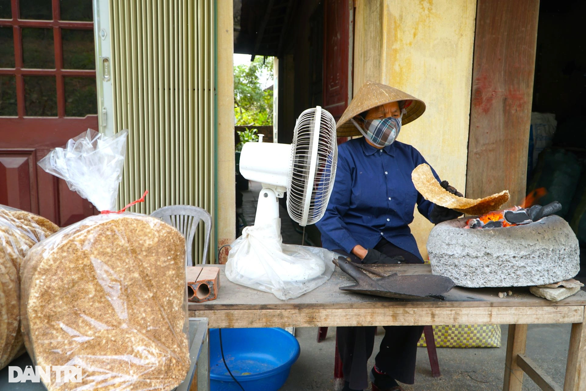 Tráng, quạt hơn 1.000 bánh đa mỗi ngày vẫn không đủ hàng bán Tết - 13 Tráng, quạt hơn 1.000 bánh đa mỗi ngày vẫn không đủ hàng bán Tết - 13