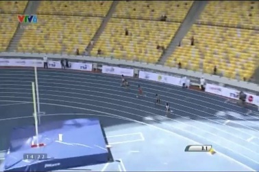 Tú Chinh xuất sắc đứng đầu ở vòng bán kết 200m