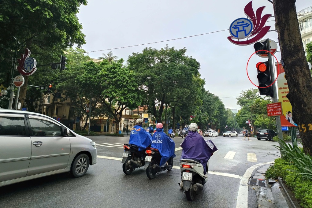 CSGT Hà Nội lý giải việc nhiều trụ đèn giao thông không còn đếm giây - 1 CSGT Hà Nội lý giải việc nhiều trụ đèn giao thông không còn đếm giây - 1