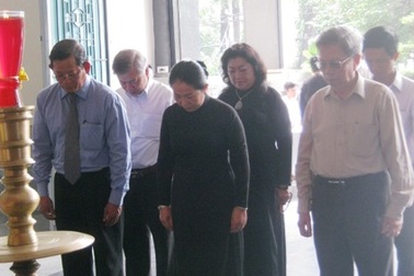 Kính cẩn trước linh cữu thầy!
