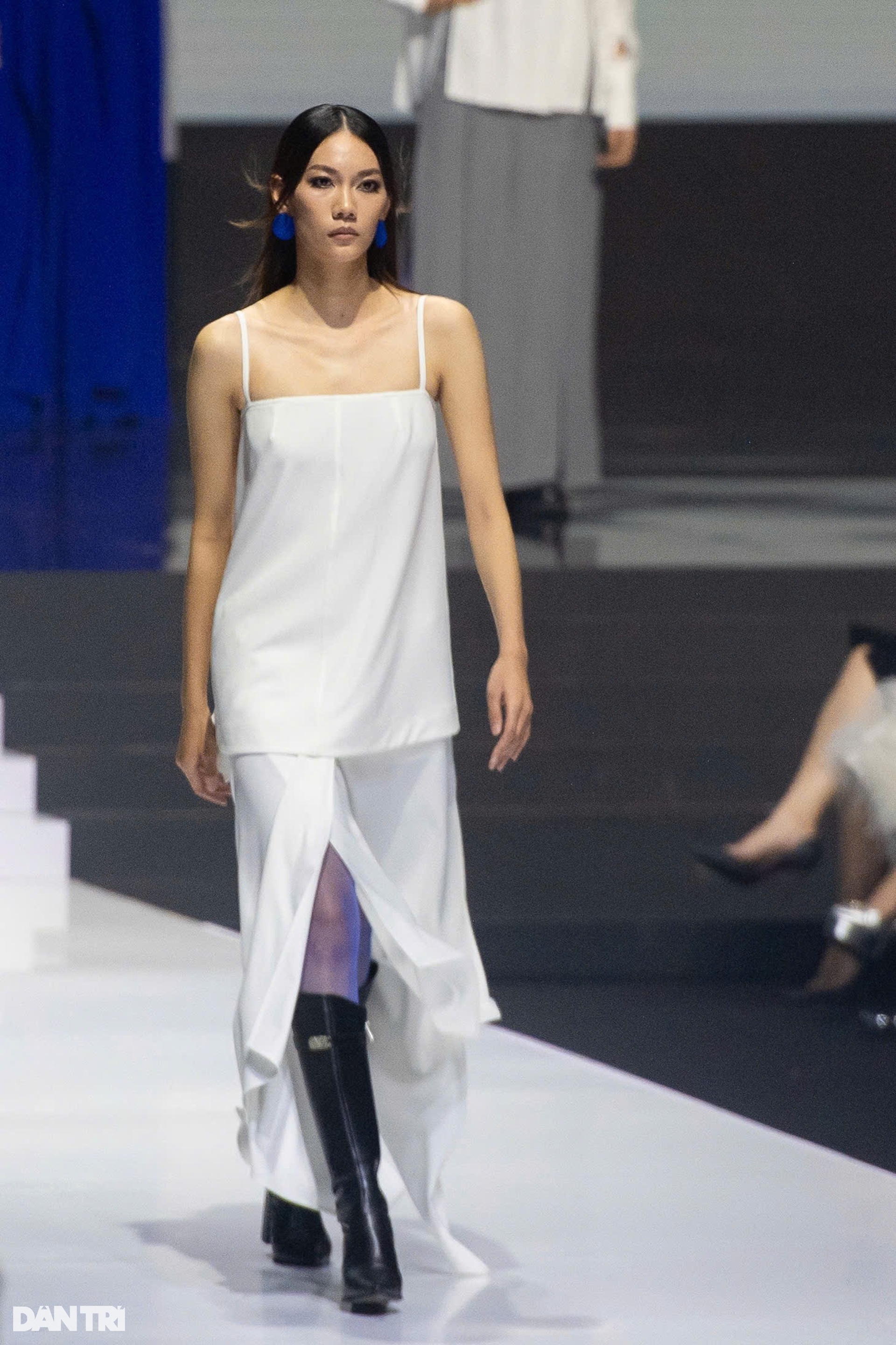 Lan Ngọc - Xuân Tiền nhảy APT., mẹ Đỗ Mạnh Cường bất ngờ đi catwalk - 4 Lan Ngọc - Xuân Tiền nhảy APT., mẹ Đỗ Mạnh Cường bất ngờ đi catwalk - 4