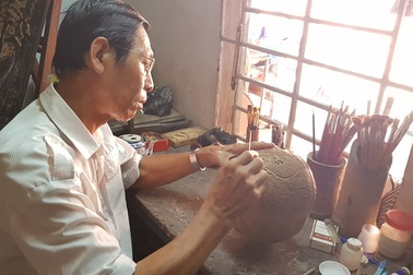 "Thổi hồn" vào vỏ dừa khô, bán 1,2 triệu đồng/cái