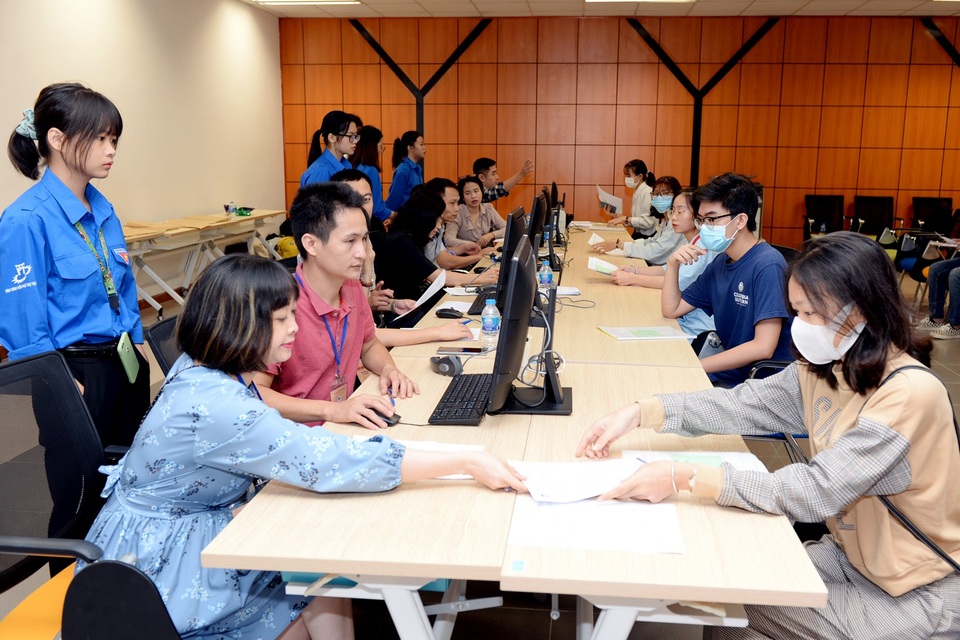 Hàng ngàn thí sinh đã đến nhập học tại Đại học Kinh tế quốc dân - 2 Hàng ngàn thí sinh đã đến nhập học tại Đại học Kinh tế quốc dân - 2